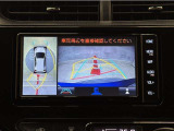 真上から見下ろしたような視点で車とその周囲を確認出来る画面と、車両後方を映し出すバックモニター画面の2つを表示してくれます。