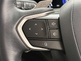 運転中、オーディオの操作をしてて、ハッとしたことはありませんか?ステアリングスイッチは、運転中でもハンドルでオーディオの操作が可能です。安全なドライブをサポートします。