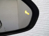 隣車線を走る車両をレーダーで検知し、ドアミラーでは確認しにくい後側方エリアに存在する車両に加え、急接近してくる車両も検知します。車両を検知するとドアミラーに搭載されたLEDインジケーターが点灯します。