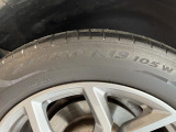 純正19インチアルミホイール。リヤは245/50R19
