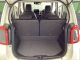 開口部も広く荷物の積み下ろしもしやすいお車となっております。シートの背もたれは5:5の割合で分割して可倒できるので、長いお荷物などを載せることもできます。