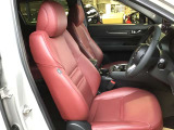 ドライバーが心に余裕をもって運転に集中できること、助手席や後席からもすっきりと前を見通せる空間の起点となり、全員が安心してドライブを楽しめることをモットーにシンプルなレイアウトとなっています。