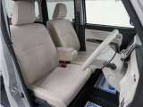 運転席のスペースはゆったりしていて、視界も広く確保されているので普段の運転からロングドライブまで快適です。