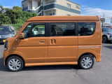 乗り降りのイメージが湧く左側面。ドア面の通りやスライド有無、小キズの出やすい部分も確認◎。