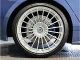 【BMWアロイホイル】軽量かつ強度に拘ったアロイホイル。走行性能ポテンシャルを引き出す設計。車の足元を引き締めてくれる大きなポイントはアロイホイルです。