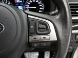 【レーダークルーズコントロール】運転者がアクセルペダルやブレーキペダルを踏まなくても、設定した速度で定速走行をしたり、先行車との車間距離を保って追従走行をしたりします。