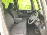 前席は窓から光が入り、運転席から前方や周囲を見渡しやすいレイアウト。シートにはヘッドレストとアームレストを備え、毎日の移動もくつろいでお過ごしいただけます。