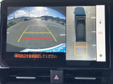 後方映像に加えて車両周辺の俯瞰表示も確認でき、駐車時の周囲確認をサポートします。ガイド線も画面に表示されるため、後退時の位置合わせや障害物の確認に役立ちます。