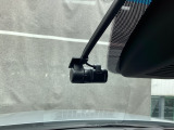 別途SDカードの購入が必要です。運転中の映像・音声などを記録して、交通事故やトラブルが起きた時の正確な状況把握に役立つドライブレコーダーが装着されています。