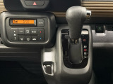CVT車のセレクトレバーです。低速から高速まで、変速ショックのないスムーズな走りを実現するとともに、エンジン効率のよい領域を維持することで燃費にも貢献します。