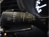 【オートワイパー機能】レバーをAUTOの位置にしているとき、レインセンサーが雨を感知すると、雨量に応じて、ワイパーが自動で作動します。