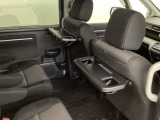 運転席・助手席の背もたれには、2列目シート用にカップホルダー付きの「格納式のシートバックテーブル」を装備しています。休憩時のちょっとした時間などカップを置いたり、小物置きに使えて便利です。