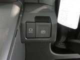 電動パーキングブレーキを搭載。スイッチ操作でパーキングブレーキを作動・解除することが可能ですので、操作の力が不要ですよ♪