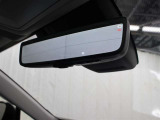 デジタルインナーミラー(前後方録画機能付)が装備されています。車両後方カメラの映像をミラー内のディスプレイに表示。車両前後のカメラで撮影した映像をデジタルインナーミラー内のSDカードに録画します。