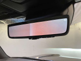 多人数乗車時やお荷物が多いときでも後方視界を確保できる、デジタルインナーミラーが装着されています。