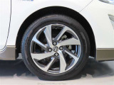 純正のアルミホイール装着車です。タイヤサイズは175/60R16です。