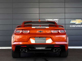 V8大排気量(6.2L)の力強いエキゾーストノートを奏でる、左右2本ずつ計4本出し(クワッド)のデュアルエキゾーストマフラーとリアディフューザーが、マッスルカーの存在感を放ちます。