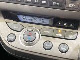 【オートエアコン】一度お好みの温度に設定すれば、車内の温度を検知し風量や温度を自動で調整。暑い&hellip;寒い&hellip;と何度もスイッチ操作をする必要はありません。快適な車内空間には必須の機能ですね♪