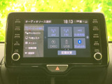 画面上のメニューからAM・FMやディスク、USB、Bluetoothなどの項目を選べます。表示が整理されており、オーディオや交通情報など目的の機能を見つけやすい操作画面です。