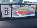 車両の前後左右にある4つのカメラを合成することで、まるでご自身のクルマを空から見ているような俯瞰での映像を映し出してくれます。バック時ももちろんのこと、前進時に視界の悪い交差点でも役に立ちますね。