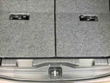 お客様に気持ち良く乗っていただけるよう、工具を使わず取り外せる部品は全て取り外し清掃しております。シート可動の場合は、シートを動かし裏側まで清掃を行っております。