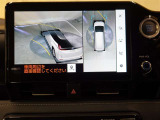 パノラミックビューモニター付きです。車両を上から見たような映像をディスプレイオーディオ画面に表示。運転席からの目視だけでは見にくい、車両周辺の状況をリアルタイムでしっかり確認できます。