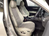 立体感があり、シート中央部とサイド部をくっきりと分断したサポート性の高い形状のシートが「人馬一体」感を強く演出しています。