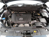 「SKYACTIV-G(ガソリン)」は、規格外の高圧縮を実現し、世界のエンジン技術者に驚きを与えました。さらに、それを維持したままノッキングの発生を抑え、熱効率を向上、走りにも寄与したエンジンです。