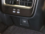 センターコンソールボックス後部には、アクセサリーコンセント(AC100V・1500W)と充電用USB端子(Type-C)2個が設置されています。後席に座る方も気軽に充電ができて便利です。