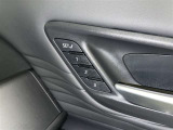 シートメモリー機能装備付きです。シートの位置をそれぞれ記憶しておく事ができるので、ご家族や、複数の方で車を乗られるオーナー様には、便利な機能です。
