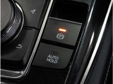 【オートホールド】停車中にブレーキペダルから足を放しても、ブレーキを自動的に制御して、車両の停車状態を保持する機能です。信号待ちなどの停車時に運転者の負担を軽減します。