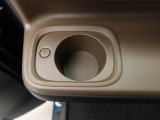 ホットドリンクをちょうどいい温度でキープしてくれる保温機能付きのホッとカップホルダー(前席)。ほっこり快適にドライブをサポート。