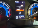 見やすいスピードメーターと中央にはモニターがあり車の設定やタイヤのアングル確認もできます!!