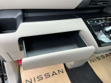 ダッシュボード助手席側上部にインストアッパーボックスがあり、収納に便利です。