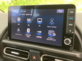 FM・AM・テレビに加え、Bluetoothやスマートフォン連携などの項目を表示。聴きたい音源に合わせて選択でき、日々の移動中も使い分けしやすい装備です。