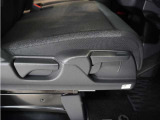 【ハイトアジャスター】レバーの上下操作だけで、座面を運転しやすい高さへ簡単に調節できます。
