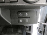 トラクションコントロール装備です。すべりやすい路面での発進時や加速時にタイヤの空転を抑え、駆動力確保に貢献する機能です。詳細は販売店スタッフまでおたずねください。