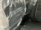 【格納式シートバックテーブル】車内でのお食事などで活躍♪カップホルダーも備えています。