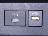 USB端子と充電用USB端子を装備しております。