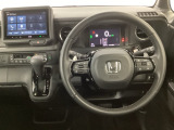 【ハンドル】運転にかかわる様々な操作を安全に行えるように視点移動が少なく操作性に配慮されたスイッチ類が凝縮されたコックピットです。