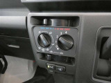 調整が容易なマニュアルエアコンです。夏は快適に、冬も車内の曇りを取ってくれるので安全です♪