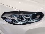 【LEDヘッドライト】先進のLEDテクノロジーを採用。放射される白色光の周波特性は太陽光に近く、バイキセノン・ヘッドライトを上回るコントラストで更に明るく輝きます!