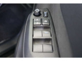 全ての窓が運転席から操作できます。今やほぼ当たり前ですが、無いと不便なアイテムですよね。ドアの施錠・解錠と連動してドアミラーが格納・復帰するオート電動格納機能も装備しています。