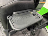 飲み物や食べ物を気軽に置ける格納式シートバックテーブルを、運転席と助手席の背もたれにご用意。車中泊も快適です!