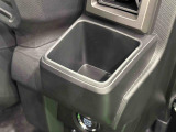 運転席埋め込み式カップホルダー(太ボトル600mm収納可能)