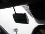 交通事故処理の迅速化等、運転中の「万が一」を記録してくれ、もしもの時も心強いドライブレコーダーを装備しています。