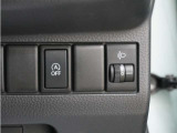 パワーウィンドウを装備しております。運転席側はオート機能付きで、スイッチを奥まで押す・引くことで、窓が自動で全開・全閉します。