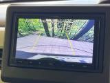 【バックカメラ】駐車時に後方がリアルタイム映像で確認できます。大型商業施設や立体駐車場での駐車時や、夜間のバック時に大活躍!運転スキルに関わらず、今や必須となった装備のひとつです!