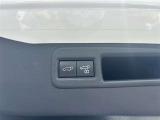 重たいバックドアも電動でスムーズに開閉。毎日の使いやすさが違います。