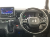 【ハンドル】運転にかかわる様々な操作を安全に行えるように視点移動が少なく操作性に配慮されたスイッチ類が凝縮されたコックピットです。